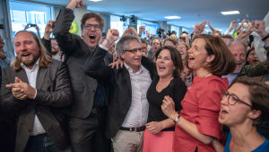 Gröna i Tyskland firade sin skräll i valet. De gick om den långvariga tvåan i tysk politik, socialdemokraterna. Den gröna gruppen i Tyskland jublar.