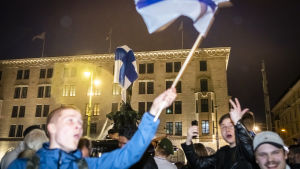 Under VM-firandet kläddes Havis Amanda med Finlands flagga. Kansa juhlii Helsingissä Havis Amandan patsaalla jääkiekon maailmanmestaruutta 27.5.2019.