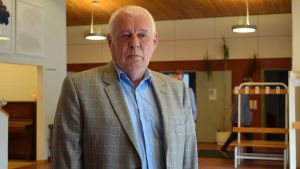 Johan Sundqvist vill se Rinne som statsminister också i fortsättningen. Johan Sundqvist i grå kavaj.