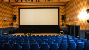 Det blir att uppträda framför tomma stolsrader men med publik på hemmasofforna. Arkivbild från Kino Marilyn. Salen i Kino Marilyn i Lovisa