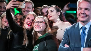 Drygt 13 000 i EU-valet gav Alviina Alametsä det fjortonde "brexitmandatet". Den här veckan inleder hon sitt arbete i EU-parlamentet. Bilden är tagen vid de Grönas EU-valvaka i Helsingfors i maj, Europarlamenttivaalit 2019. Vihreiden vaalivalvojaiset. Alviina Alametsä ja Saara Hyrkkö. Oikeassa laidassa Pekka Haavisto.
