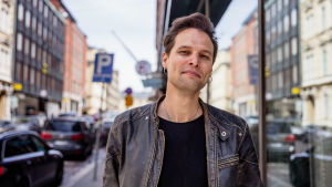 Lee Angel söker råd och kontakter. Sångaren Lee Angel på Lilla Robertsgatan i Helsingfors.