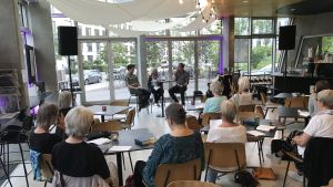 Allsångsaftonen lockade ingen stor publik. Pia Kjærsgaard berättar mellan sångerna att hon har ställt upp i 14 Folketingsval. Pia Kjaersgaard i en mindre konsertlokal och en handfull åhörare.