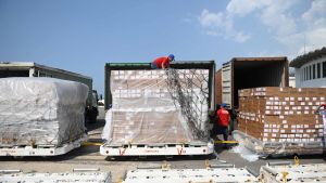 Röda korset förde in mediciner i Venezuela. Alla sorters mediciner har varit bristvara i landet redan länge. Mediciner och medicinsk utrustning lastas av i Venezuela