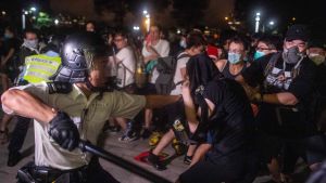 Demonstranter försöker bryta sig igenom polisens avspärrningar under protesterna i Hongkong