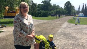 Mira Väyrynen tycker att inte fästingvaccinet varit nödvändigt för deras familj. mira väyrynen har sonen manu i en gulsvart barnvagn. De besöker kuppisparken i soligt sommarväder.