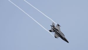 Det amerikanska jaktplanet F-35 i luften inför landningen på Åbo flygplats.