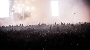 Ruisrock - 50 kesää meren rannalla. Ruisrockin lava hämärtyvässä illassa, ihmismeri edessään.