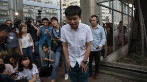 Joshua Wong har lett protester och valdes in i, men uteslöts ur områdets parlament. Han hoppade av sitt parti för att skydda medlemmarna från konsekvenser lagen kunde få för honom. Demokratiaktivisten omringades av journalister då han lämnade Lai Chi Kok-fängelset i Hongkong på måndagen.
