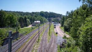 I dessa alternativ skulle tågen mellan Åbo och Helsingfors fortfarande passera Skuru. Skuru lastningsområde sett från bron