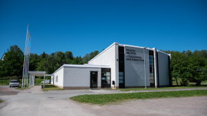 Väggen ska nu placeras nära biblioteket i byns centrum, bara ett stenkast från den gamla platsen. Biblioteket i Pojo