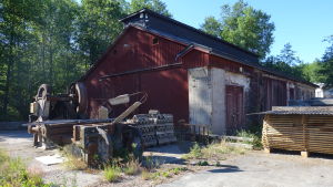 En gammal smedja på Hammarbacken ska bli lokstall och museum när Lill-Bässen återvänder hem till Fiskars. En gammal smedja i trä och tegel blir museum lokstall för Lill-Bässan.