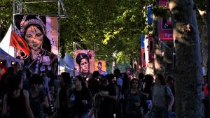 Den lokala konstnären Stéphanie Ledoux målningar syntes runtomkring på festivalen.jpg Den lokala konstnären Stéphanie Ledoux målningar syntes runtomkring på festivalen..jpg