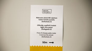 I stadshuset finns dessa skyltar på wc-dörren. Maksuton yleisö wc:n opastekyltti Helsingin kaupungintalolla