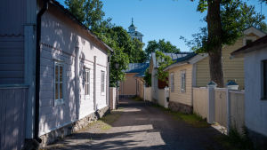 Raseborgs stad hoppas dra nytta av Supershe. Staden förväntar sig värdefull synlighet på sociala medier eller arbetstillfällen för företag i turism- och byggbranschen. Bilden är från gamla stan i Ekenäs. linvävaregatan i Ekenäs gamla stan
