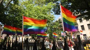 Regnbågsflaggor vajar utanför baren Stonewall Inn. Stonewallupproret i New York år 1969 blev en viktig vändpunkt för Priderörelsen. Regnbågsflaggor vajar i New York.