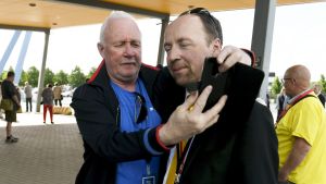 Erkki Nousiainen från Siilinjärvi tar en selfie med Jussi Halla-aho på partimötet. Erkki Nousiainen från Siilinjärvi tar kompisbild med Jussi Halla-aho.