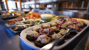 Färdigt upplagda små portioner har visat sig minska på matsvinnet. ruokaa Eckerö Linen buffetissa