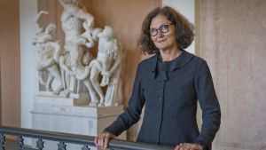 Professor Ebba Witt-Brattström går i pension i sommar, och det är oklart om det blir en ersättare. Ebba Witt-Brattström i Helsingfors 2012. Står vid räcke inomhus med staty i bakgrunden.