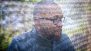 – Kun kysymys on riittävän iso ja jaettu pelko on riittävän suuri ja henkilökohtainen syvyys lisää luottamusta. Jukka-Pekka Puro katsoo sivulle, verkon takaa niin, että silmät eivät näy