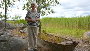Andersson ser fram emot att se Skärgårdsteaterns uppsättning av Jakob Dunderskägg Christina Andersson står ute på sin gård med en Jakob Dunderskägg-bok i handen.