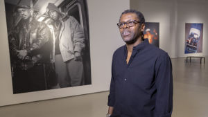 På bilden fotografen Chi Modu. Jean Ramsay berättar att det var väldigt viktigt för Modu att muséet där hans bilder ställs ut har fritt inträde. – Han vill att det skulle vara låg tröskel och tillgängligt också för till exempel unga hiphop fans som kanske har ont om pengar, säger Ramsay. Bild på fotografen Chi Modu på Vanda konstmuseum.