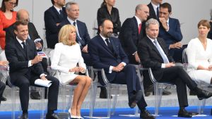 Frankrikes president Emmanuel Macron med fru Brigitte Macron, Frankrikes premiärminister Édouard Philippe, Finlands president Sauli Niinistö och Estlands president Kersti Kaljulaid på Bastiljparaden i Paris. Sauli Niinistö, Brigitte Macron, Emmanuel Macron, Edouard Philippe och Kersti Kaljulaid på Bastiljdagens årliga militärparad i Paris.