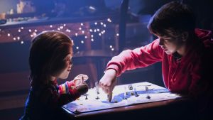 Som en elak ET. Andy (Gabriel Bateman) vet inte att Chucky är en dålig förlorare. Chucky spelar brädspel med Andy.