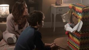 Mamma, barn, docka. Aubrey Plaza spelar mamman som vill ge sin ensamma son (Gabriel Bateman) en vän. Andy och hans mamma öppnar paketet med dockan Chucky i.