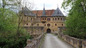 Slottet Irmelshausen där Karl von Stauffenberg bor. Slottet Irmelshausen i Tyskland.