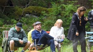 Största delen av filmen har spelats in på ön Villinge i Helsingfors. Men filmens Londonmiljöer har spelats in i Åbo. Bild från filminspelningen av filmen Seurapeli.
