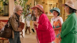 Välkommen till idyllen. Martha (Diane Keaton) och Springfields välkomstkommitté med den präktiga Vicki (Celia Weston) i spetsen. Diane Keaton, Celia Weston, Karen Beyer och Sharon Blackwood i filmen Poms 2019.