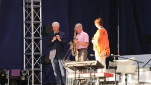 Anders Wiklöf överräcker en saxofon till Clinton. Anders Wiklöf överräcker en saxofon till Bill Clinton på scenen i Miramarparken i Mariehamn.