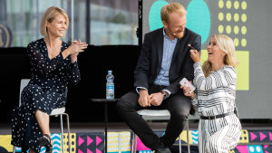 Washingtonin kirjeenvaihtaja Paula Vilén auttoi kollega Petri Raiviota mikrofoniongelmissa.