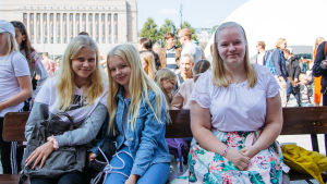 Kuvassa Uuden päivän faneja, eturivissä Elsie Kivikoski (oik), Vilma Vääri ja Laura Kouva.
