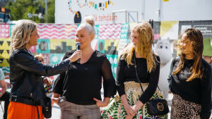 Televisiosta tutut au pairit Annika, Anna ja Talvikki kertoivat au pair -seikkailuistaan yleisölle, jonka kännykkäkamerat kuvasivat tiuhaa tahtia.