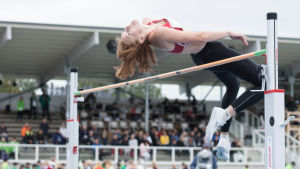 Ella Junnila tog höjdguld med resultatet 186. Ella Junnila hoppar i Kalevaspelen.