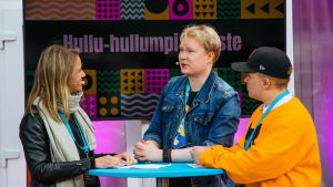 Sonja Kailassaari ja Daniel Hämäläinen haastattelevat Hullu hullumpi yläaste -sarjan tekijä Tuomas Toivaista.