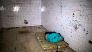 Mentalvårdspatient på en smutsig madrass på ett psykiatriskt sjukhus i Caracas, Venezuela 14.7.2019. Sjukhusen i Venezuela befinner sig i kris till följd av bristen på mediciner och de låga löner som staten betalar personalen. Mentalvårdspatient på en smutsig madrass på ett psykiatriskt sjukhus i Caracas, Venezuela 14.7.2019. Sjukhusen i Venezuela befinner sig i kris till följd av bristen på mediciner och de låga löner som staten betalar personalen.