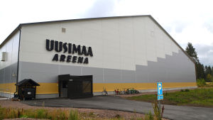 Fotbollshallen i Borgå värms med solvärme. Stor bild på uusimaa areena utifrån.