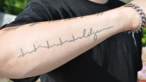 Kim Lindströms tatuering, gjord av Joni Nurmio. Bild på Kim Lindströms tatuerade arm.