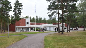 Lägret ordnas under en vecka på kurscentret Högsand i Lappvik i Hangö. kurscentret i Högsand består av en rödvit byggnad i trä. Runt den växer tallskog.