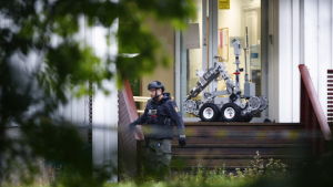 En polis med en robot vid al-Noor Islamic Center i Bærum En polis med en robot vid al-Noor Islamic Center i Bærum, Norge