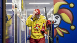 Helsingforsklubben Jokerit spelar sedan 2014 i ryska ishockeyligan KHL. Marko Anttila går genom en korridor i hockeyutrustning.