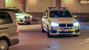 21-åringen eskorteras från häktningsförhandlingarna i polisbil. Den 21-åringen eskoteras i polisbil från häktningsförhandlingarna.