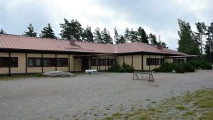 På rasterna leker elever från Lappvik skola och Lappohjan koulu tillsammans. Lappvik skola och Lappohjan koulu i Hangö.