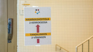 Bland annat tider till granskningen av barns tänder går att boka på nätet. Skylt som berättar att tandvårdskliniken är i andra våningen