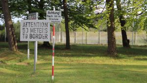 Gränsen mellan Öst- och Västtyskland hade många krökar och innan DDR byggde ut gränsanläggningarna fanns det en uppenbar fara för att hamna på fel sida. Gränsen mellan Öst- och Västtyskland hade många krökar och innan DDR byggde ut gränsanläggningarna fanns det en uppenbar fara för att hamna på fel sida.