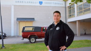 Akilles handbollssektions verksamhetsledare Ron Liljendal. En man i svart munktröja står framför en idrottshall.