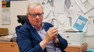 Ekonomidirektör Rabbe Eklund hoppas nästa år blir bättre än 2019 som han beskriver som en katastrof. En man i kostym och rutig skjorta sitter vid ett skrivbord.